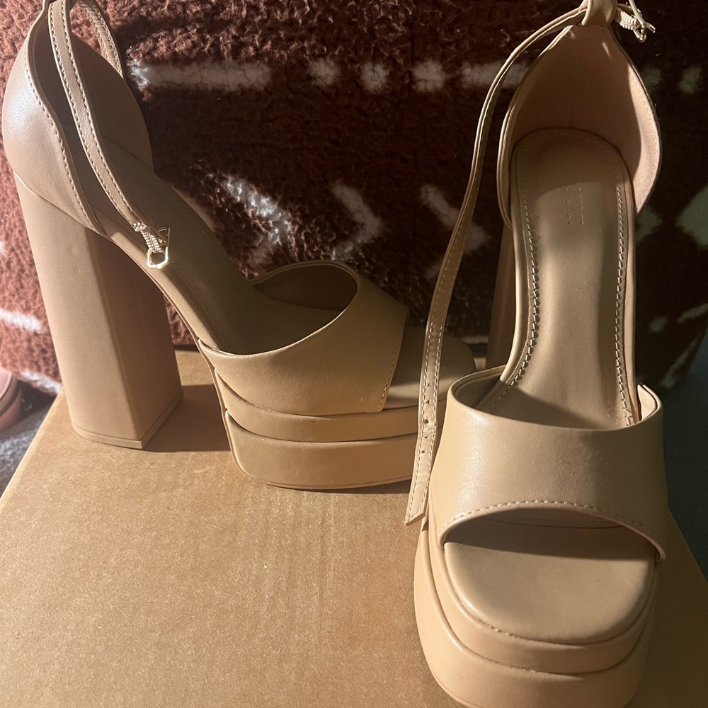 Elegant Beige Platform Heels - Picture 2 of 4